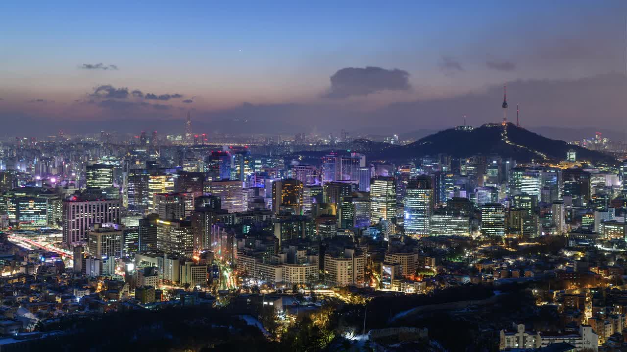 从韩国首尔的Inwangsan山/中谷和中诺谷的雪景从夜晚到黎明视频素材