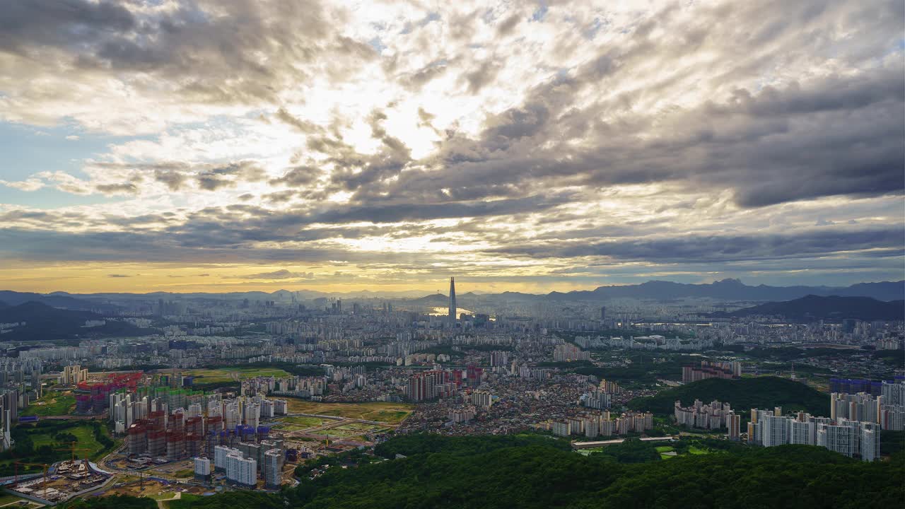 韩国首尔，韩江/松帕谷，乐天世界大厦的白天到晚上的风景视频素材