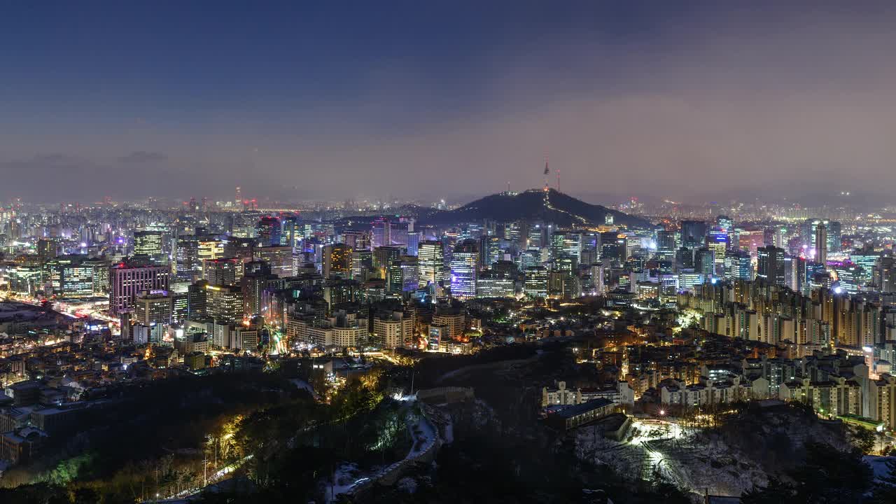 从韩国首尔的Inwangsan山/中谷和中诺谷的雪景从夜晚到黎明视频素材