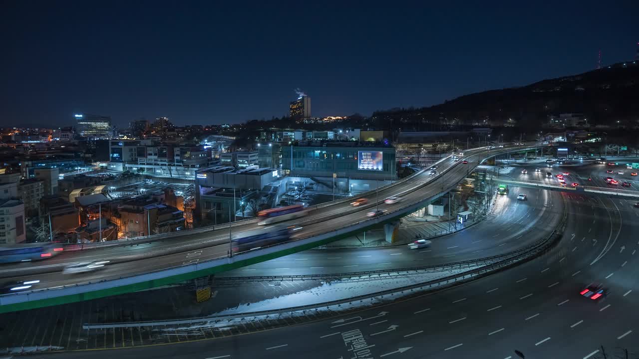 韩国首尔龙山谷韩南区夜间高架路上的汽车运动视频素材