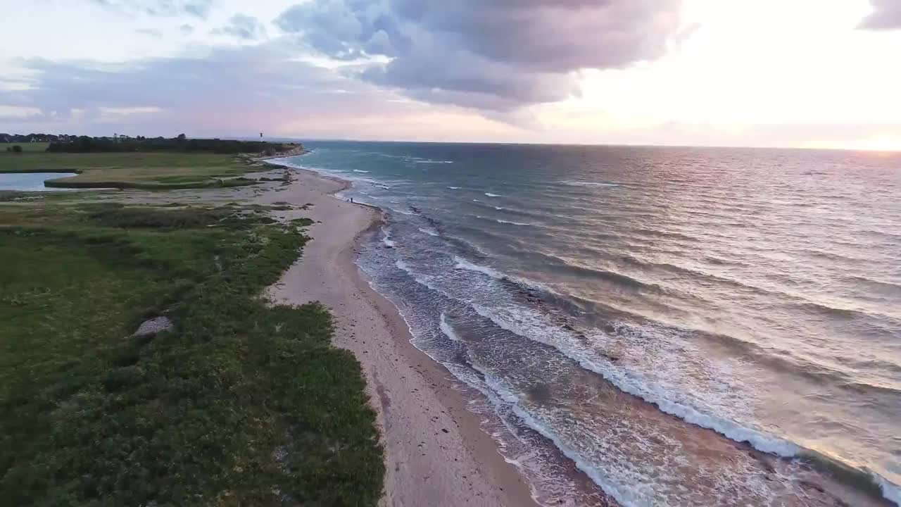 海浪和海滩无人机的录像视频素材