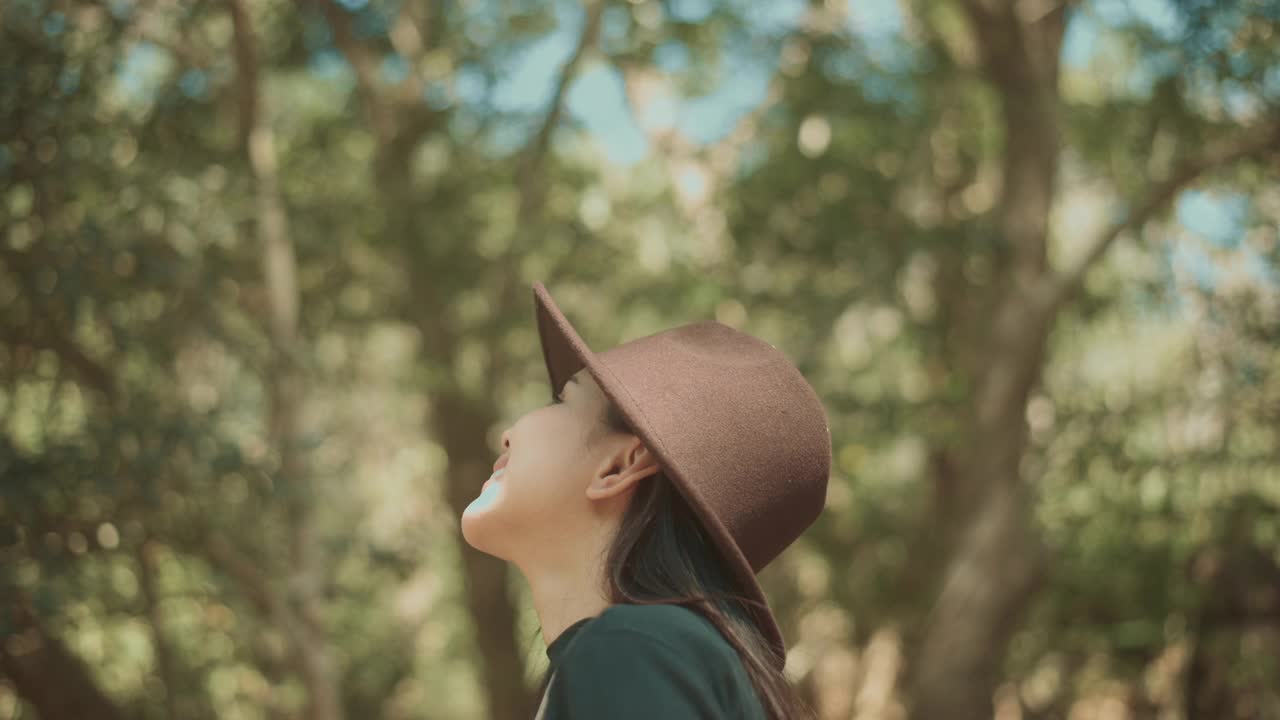 年轻女子徒步旅行和享受在森林，假期和旅游的概念。视频素材