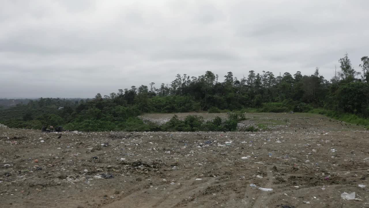 航拍垃圾填埋场的画面，显示垃圾堆积如山视频素材