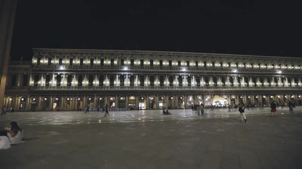 意大利威尼斯圣马可广场的夜景。圣马可广场全景图。游客们晚上在圣马可周围散步视频素材