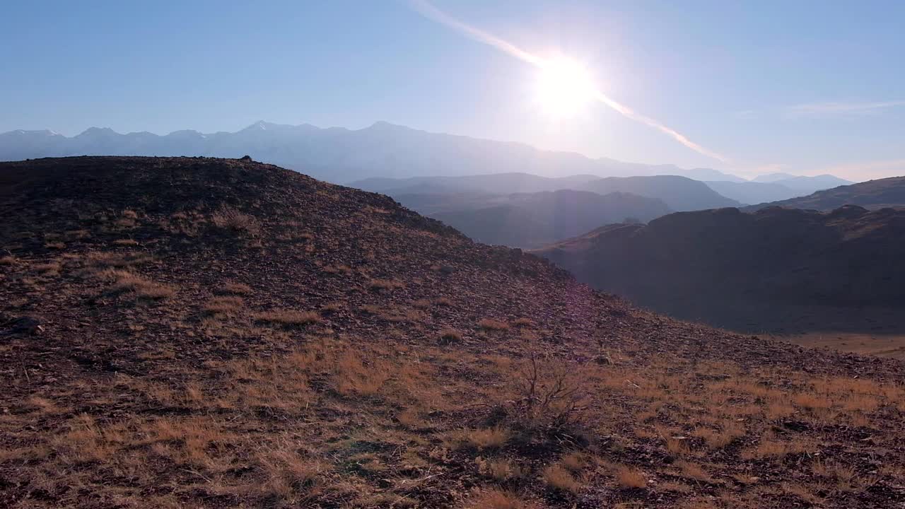 幸福的夫妇旅行者男人女人背包爬上跑步庆祝成功在山顶日落视频素材