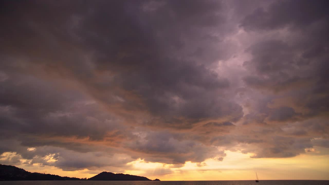 史诗般的热带云在日落或日出在海上太阳触及地平线红色的天空在黄金时间令人惊叹的海景海洋海滩日落太阳在旋转的云奇妙的自然日落视频素材