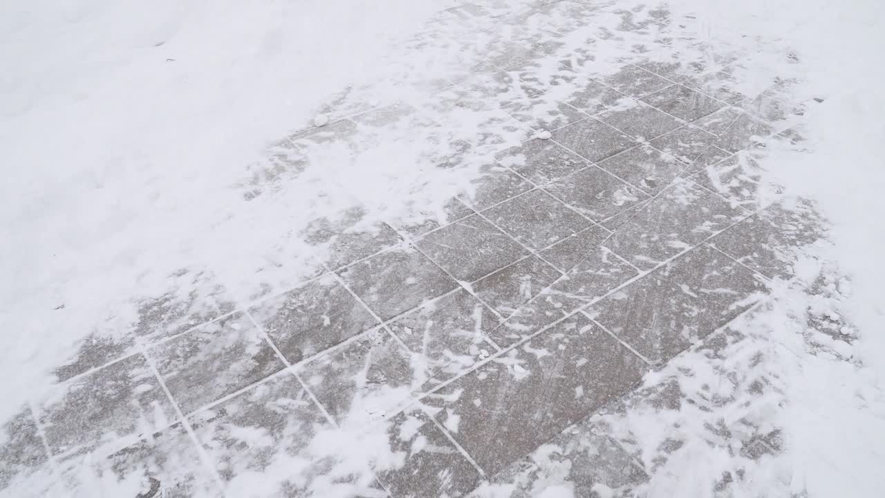 一场大雪过后，在莫斯科城市住宅区清理公园的小路视频素材