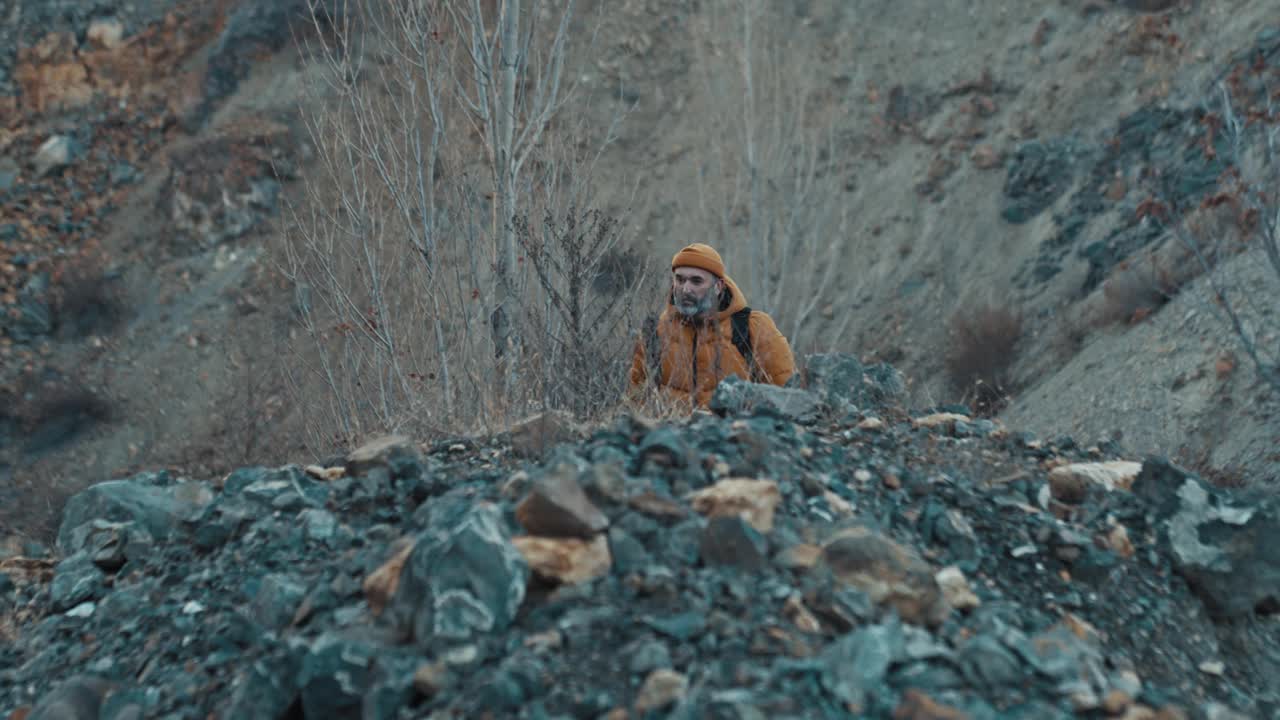 徒步摄影家在秋天的群山中拍摄早晨的风景视频素材