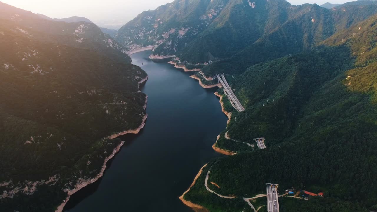 中国陕西秦岭高速公路的航拍视频素材