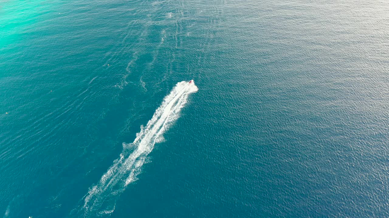 水上摩托车在桑给巴尔岛碧绿的海洋上航行的鸟瞰图视频素材