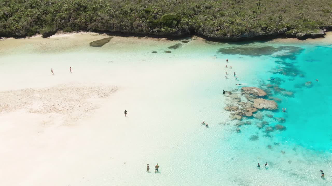 新喀里多尼亚松树岛天然水池的空中鸟瞰图。Ile des针视频素材