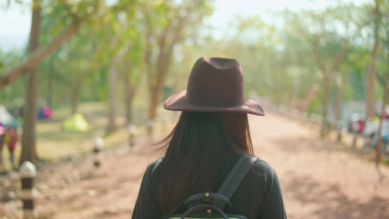 年轻女子徒步旅行和享受在森林，假期和旅游的概念。视频素材