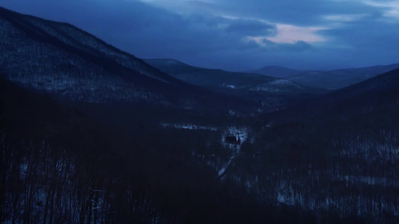 无人机拍摄的黄昏时分白雪覆盖的山谷视频素材