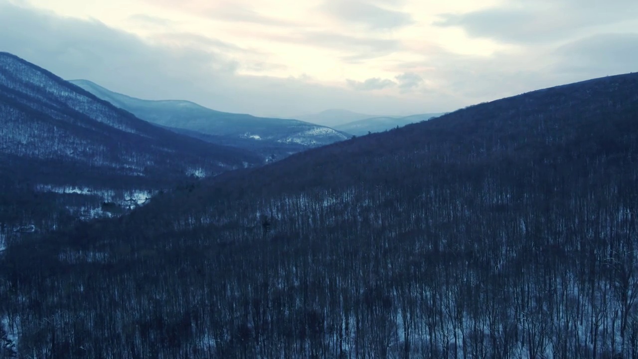 无人机拍摄的黄昏时分白雪覆盖的山谷视频素材