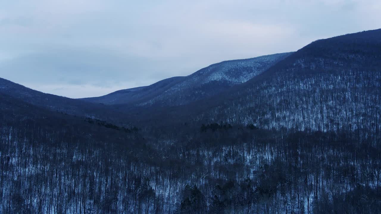 无人机拍摄的黄昏时分白雪覆盖的山谷视频素材