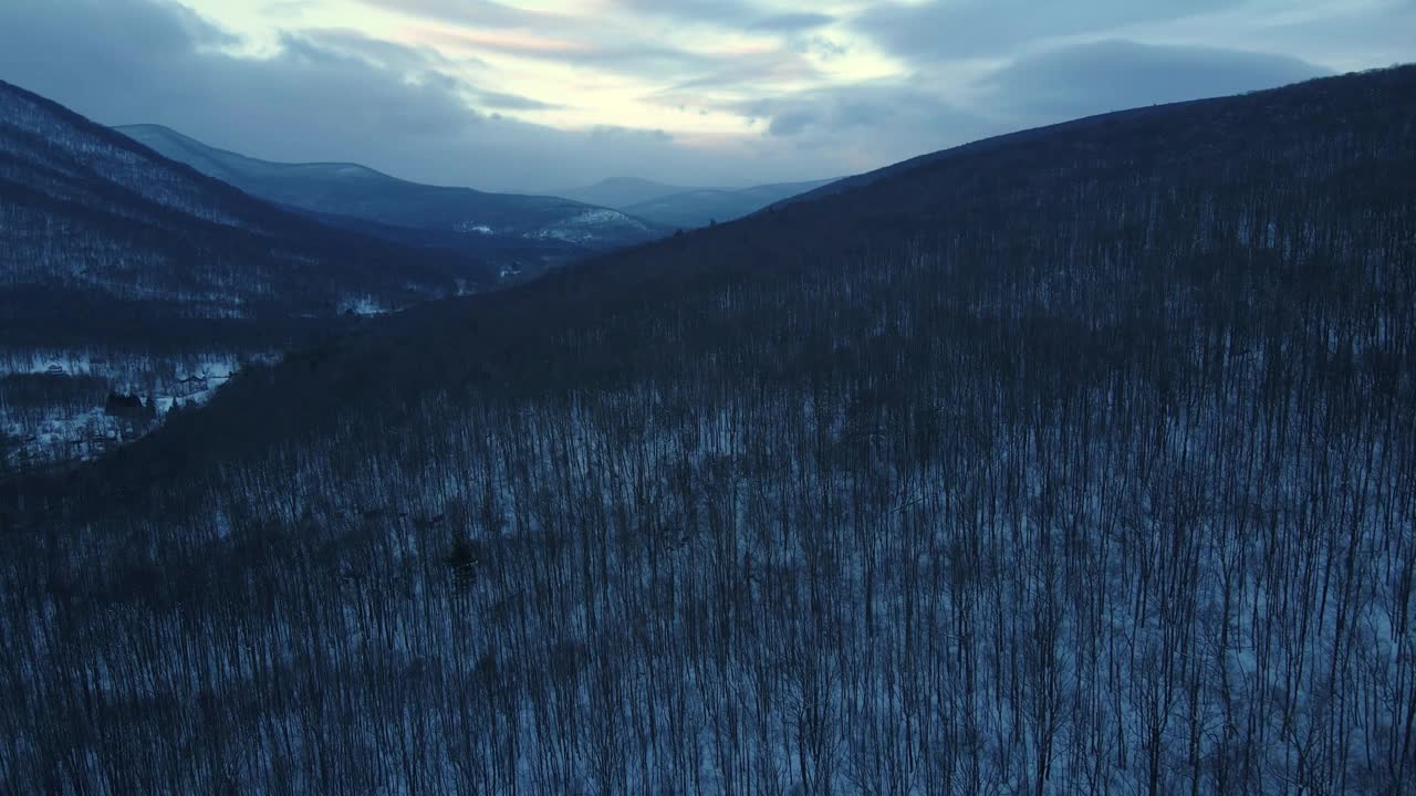 无人机拍摄的黄昏时分白雪覆盖的山谷视频素材