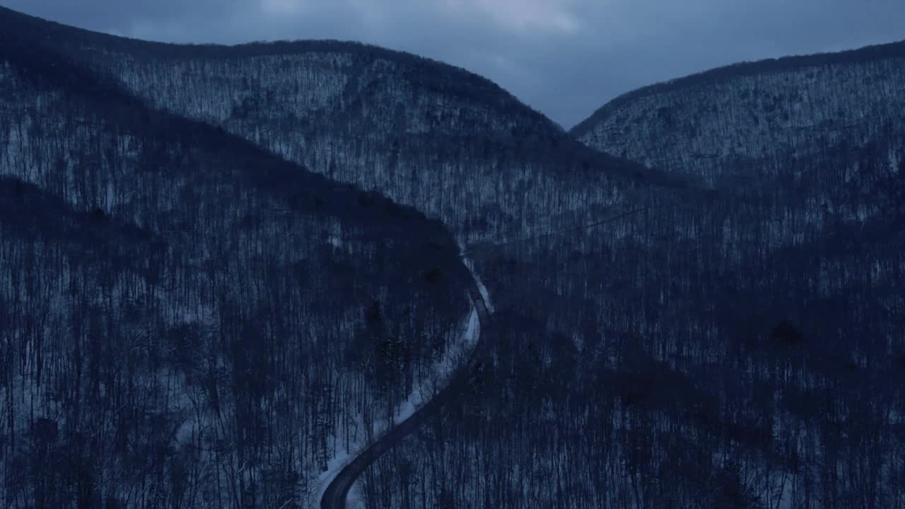 无人机拍摄的黄昏时分白雪覆盖的山谷视频素材