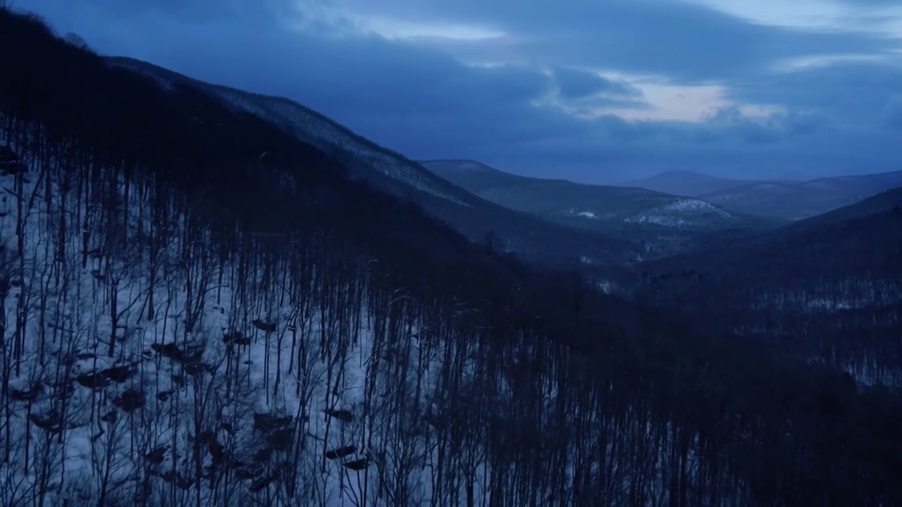 无人机拍摄的黄昏时分白雪覆盖的山谷视频素材