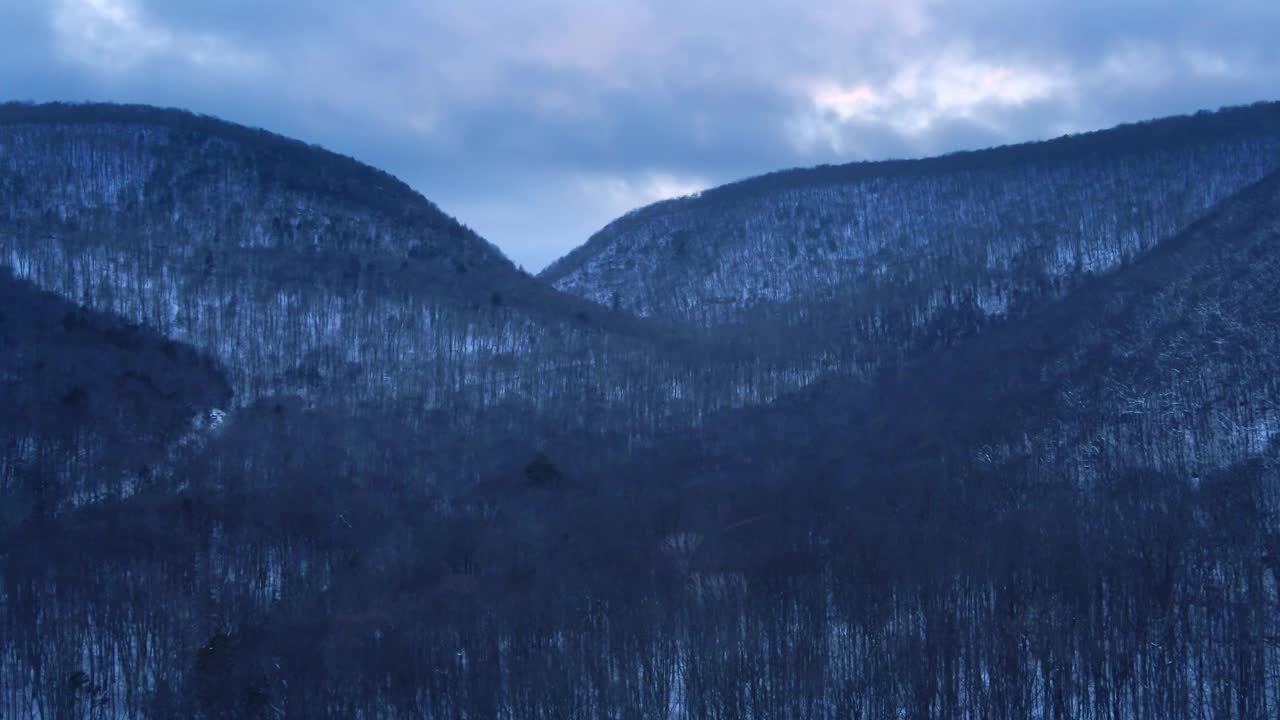 无人机拍摄的黄昏时分白雪覆盖的山谷视频素材