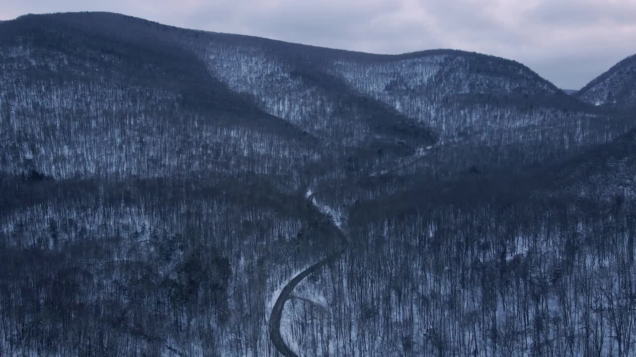 无人机拍摄的黄昏时分白雪覆盖的山谷视频素材