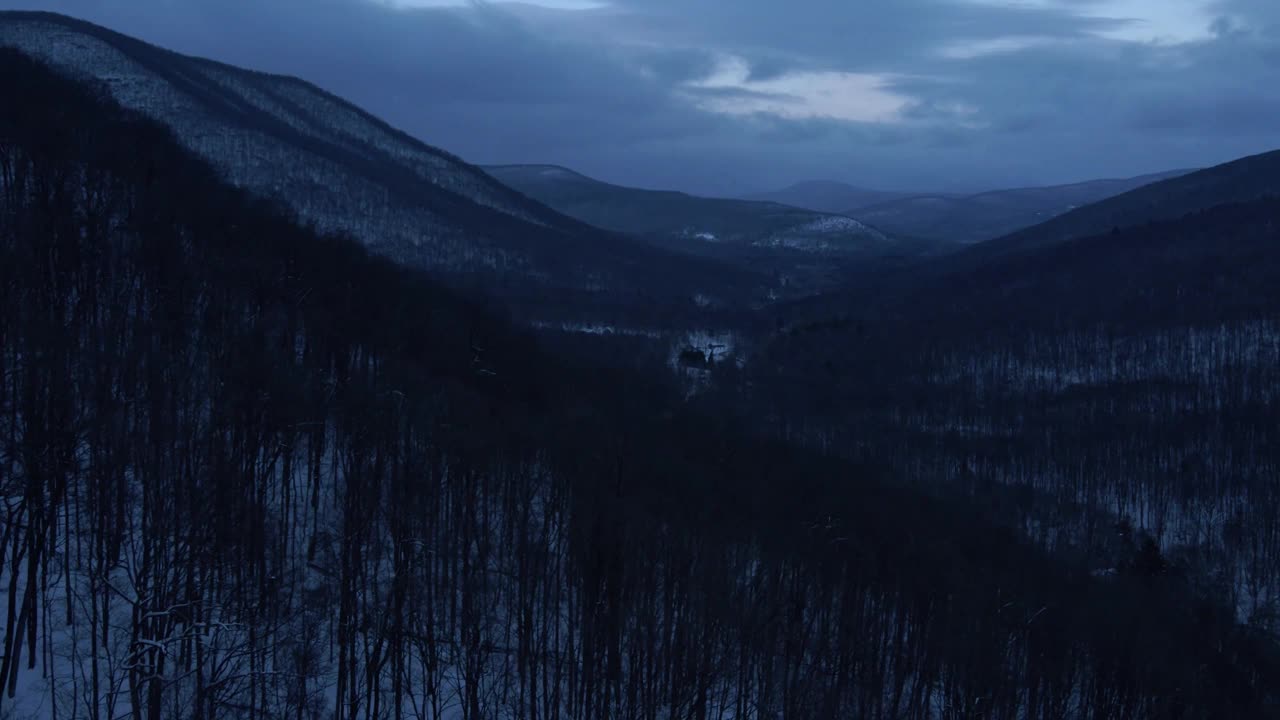 无人机拍摄的黄昏时分白雪覆盖的山谷视频素材