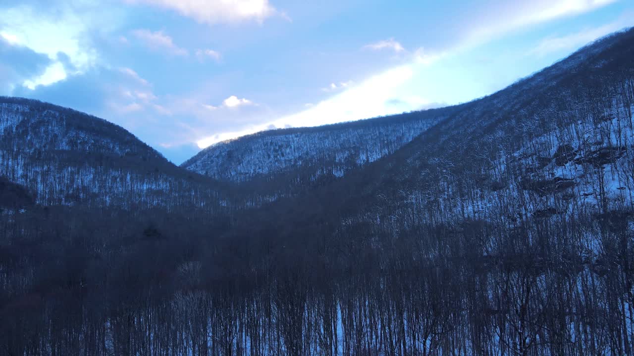 无人机拍摄的日落时分白雪覆盖的山谷视频素材