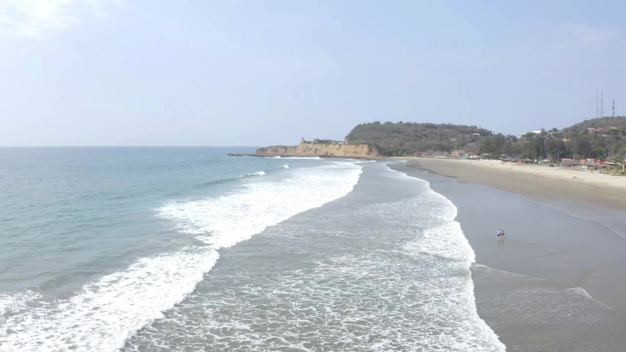 带着小波浪飞过太平洋的海岸线视频素材