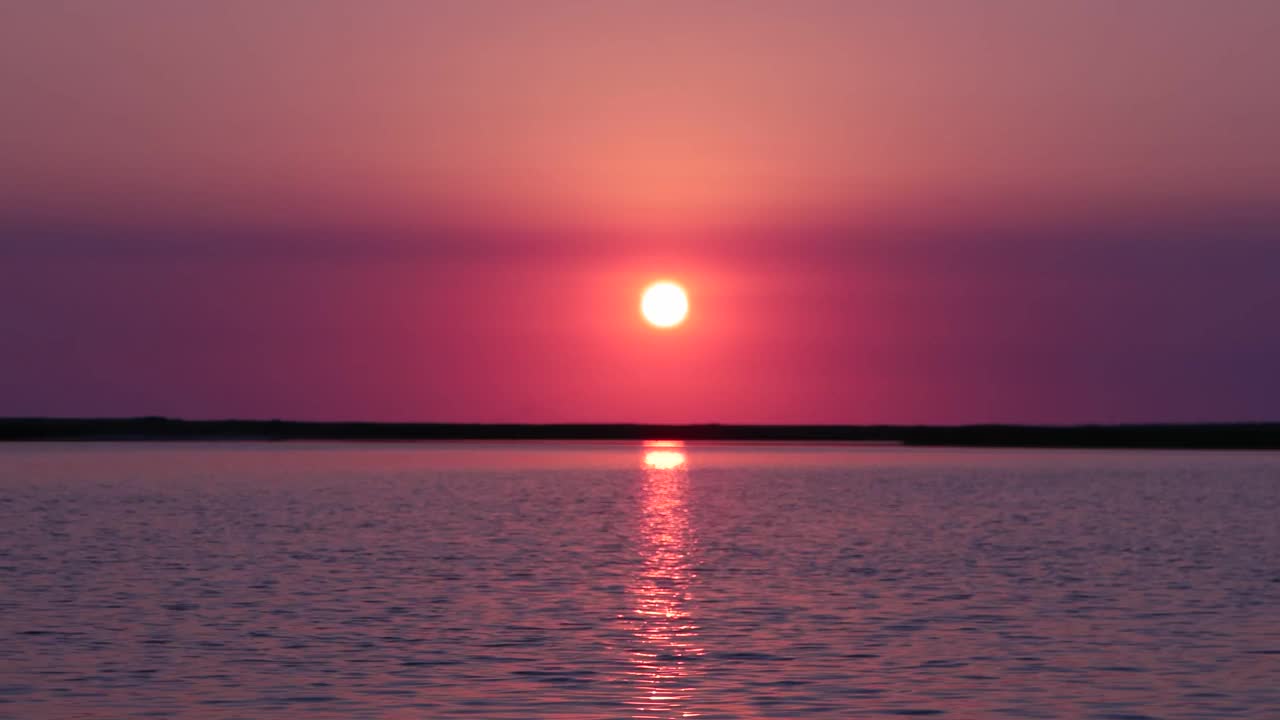 水中的倒影，海湾上的夕阳视频素材