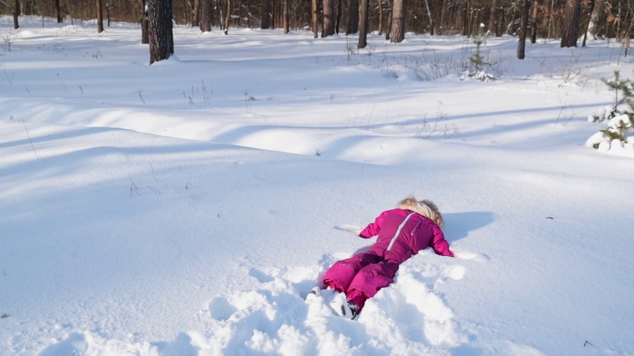 孩子掉进了雪堆里。视频素材