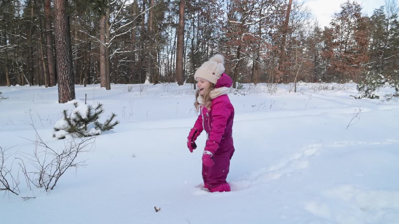 孩子掉进了雪堆里。视频素材