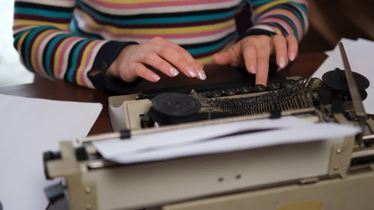 在老式打字机上写字的女人的手视频素材