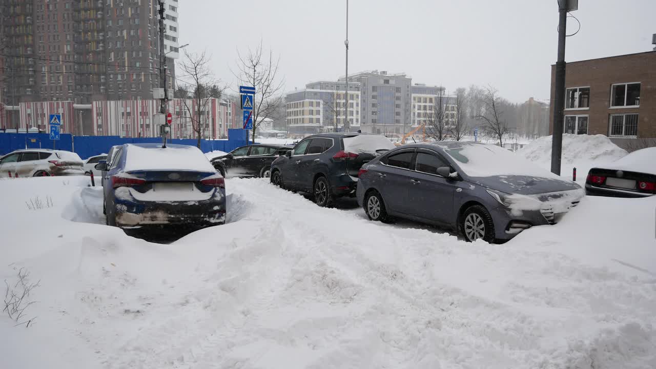 大雪，汽车和除雪设备视频下载