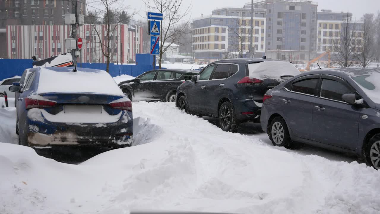 大雪，汽车和除雪设备视频下载