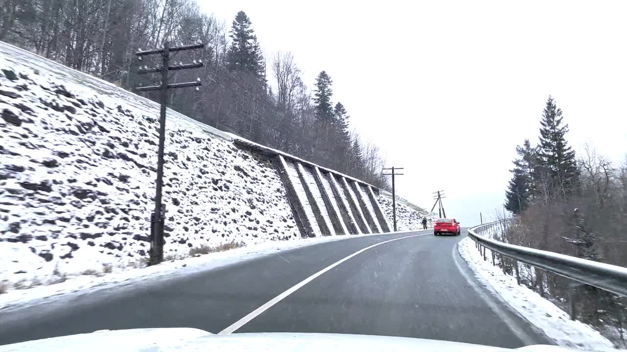 冬季汽车旅行概念骑在下雪的道路上视频素材