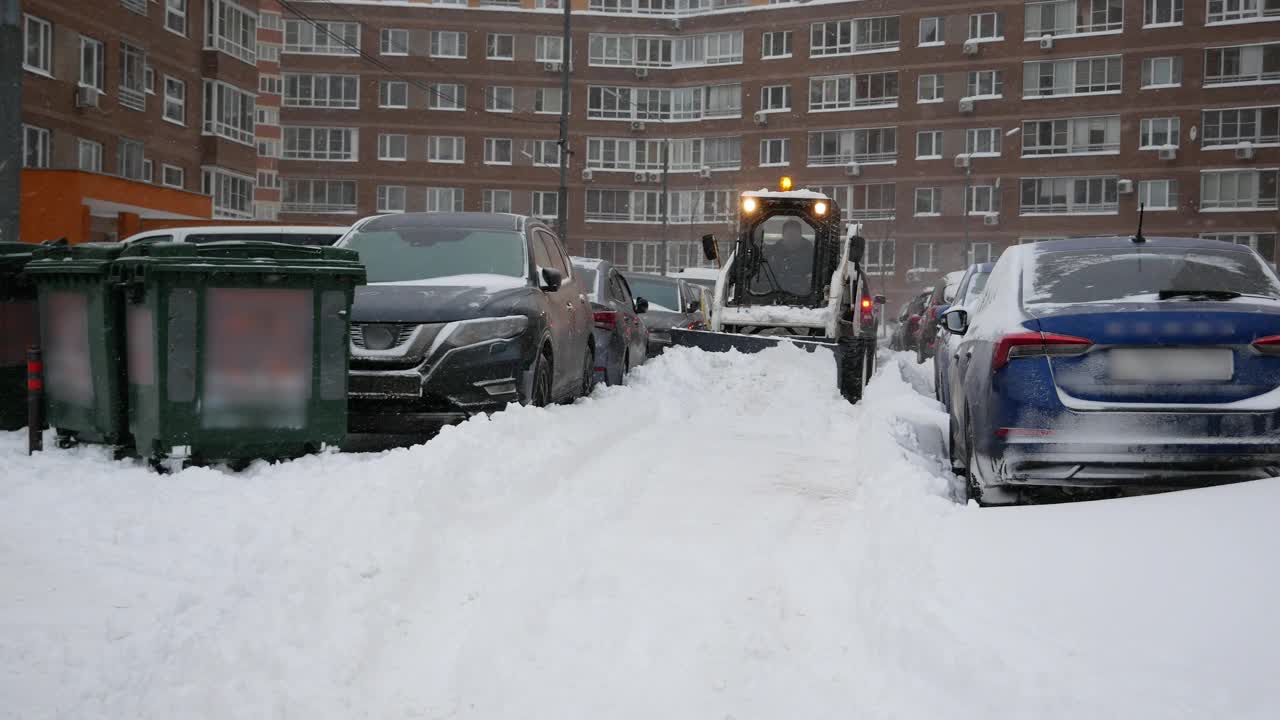 大雪，汽车和除雪设备视频素材