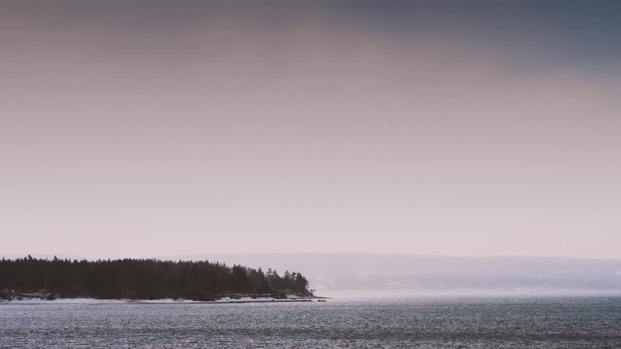 沿海冬天的天气。暴雨进入河口。视频素材