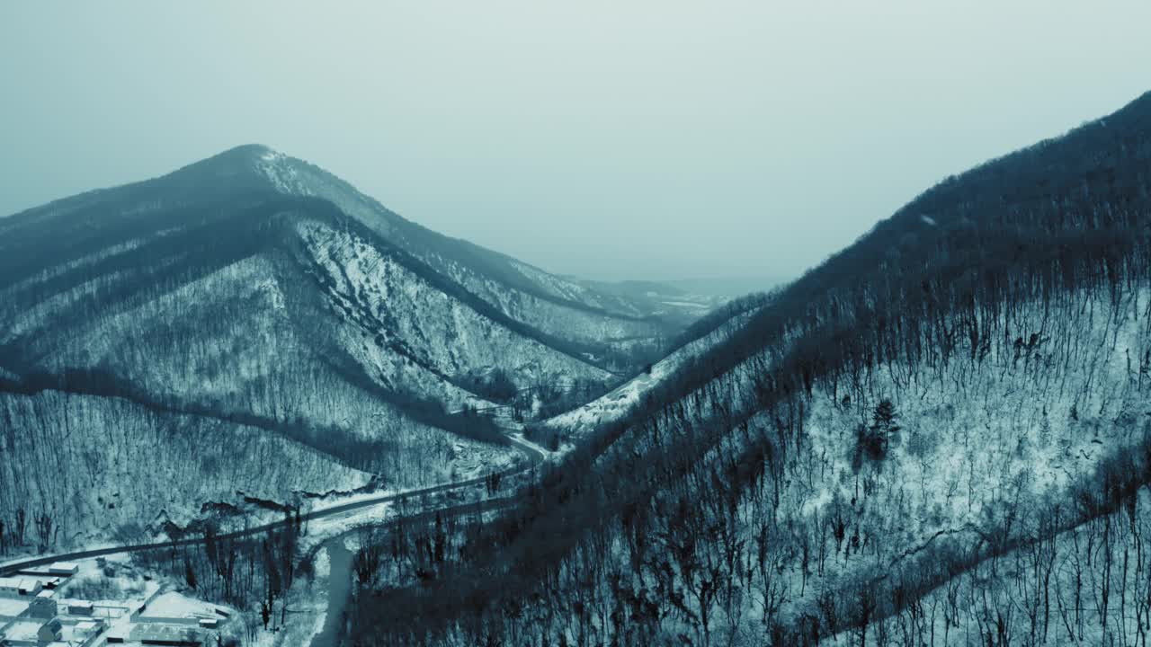 鸟瞰白雪皑皑的高山在冬天的时候视频素材