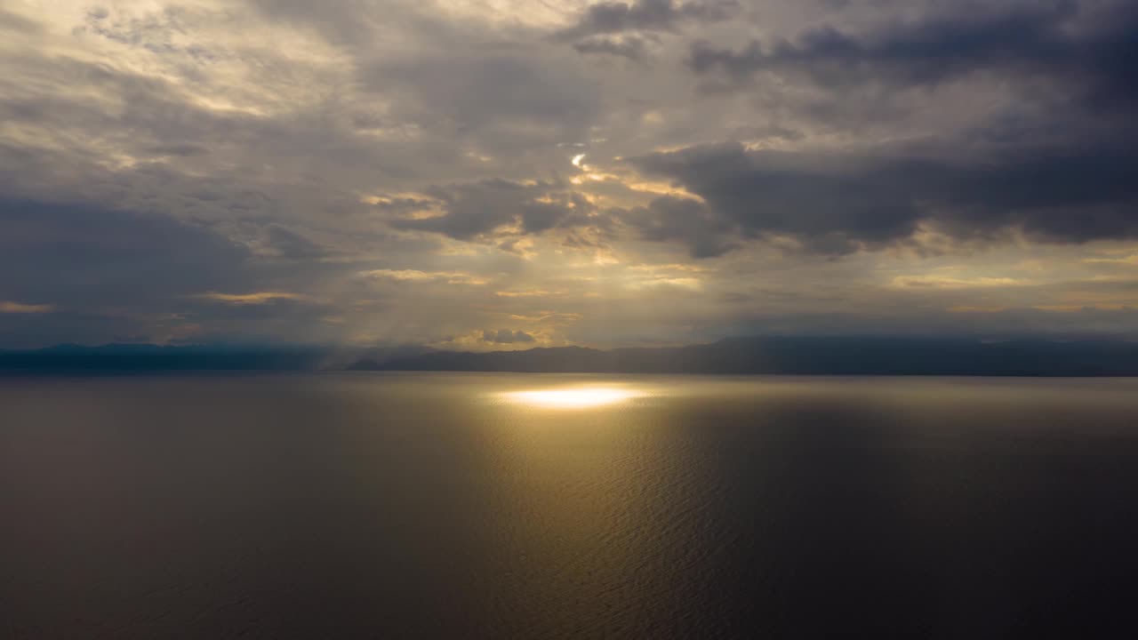 时间流逝:日落时海面上多云的天空视频素材