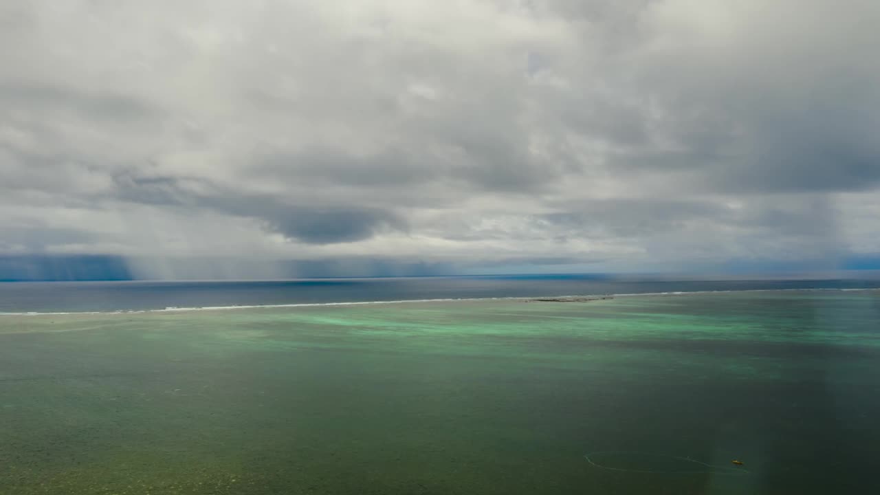 时间流逝:海景，蓝色的大海，云和岛屿的天空视频素材