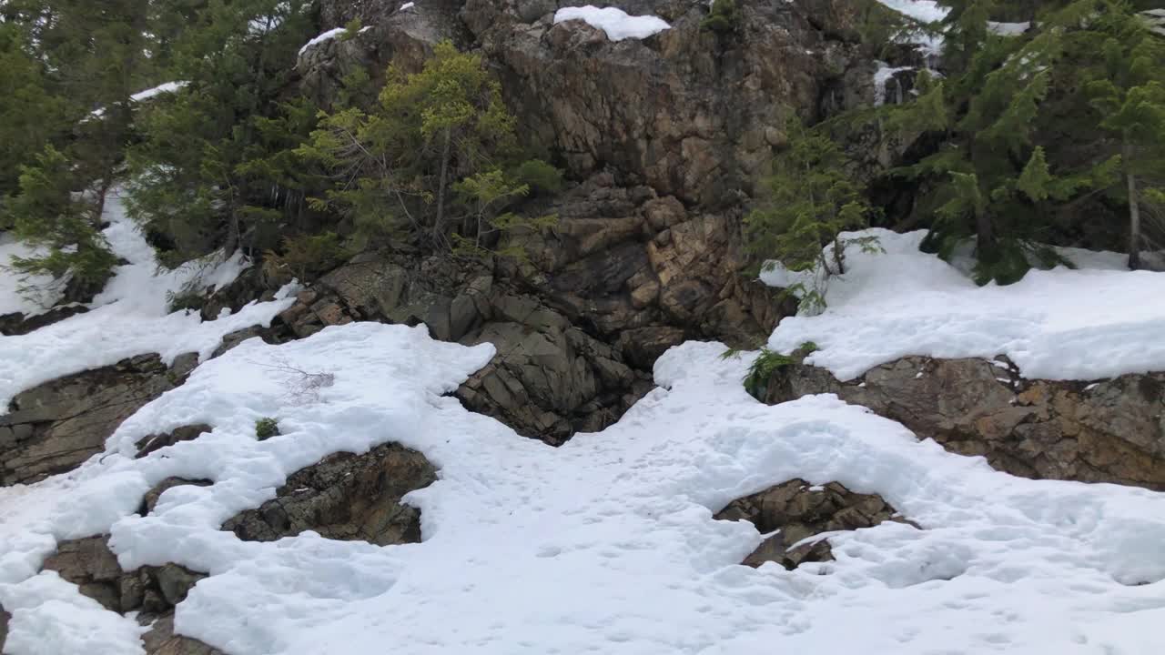 冬天白雪皑皑的瀑布山视频素材