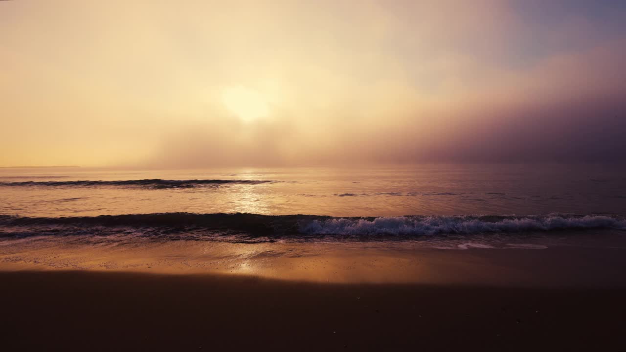 海面上雾蒙蒙的日出。海边的日出，4k视频视频素材