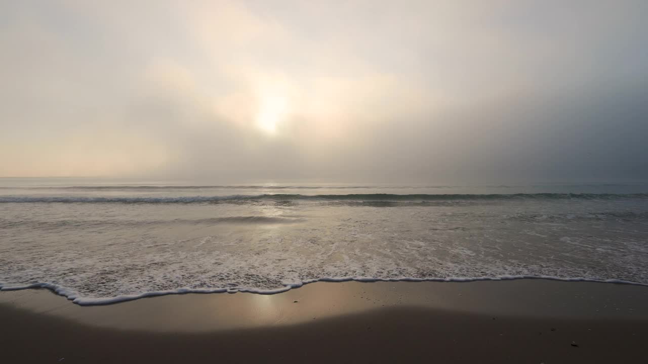 海边的日出，4k视频。有雾的日出和海岸。视频素材