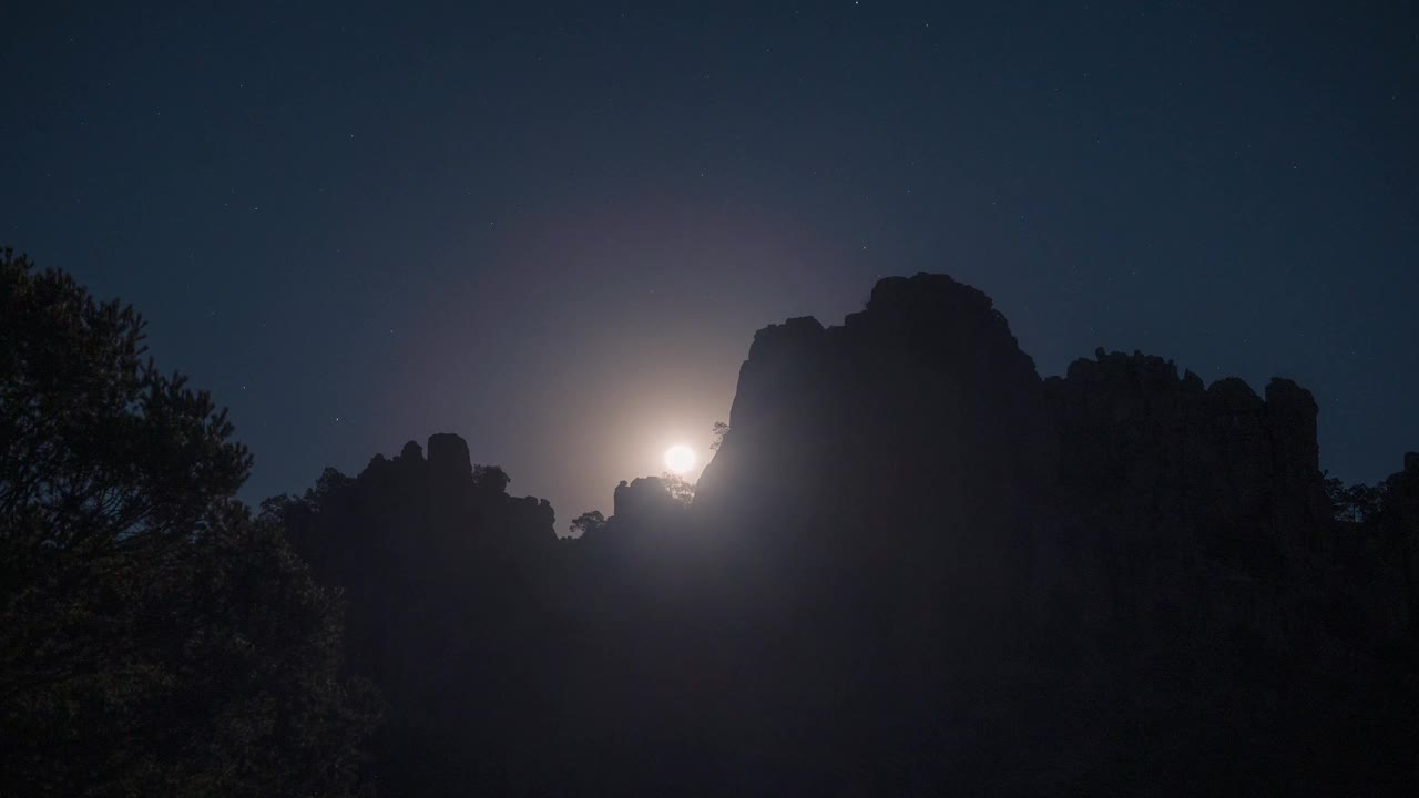 月亮在岩石山上移动，时间流逝视频素材