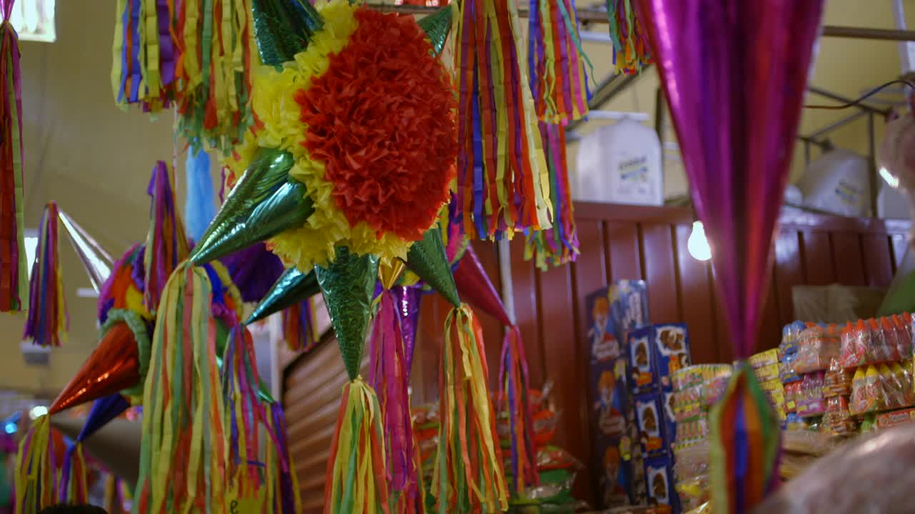 Piñatas挂在城市的一个公共市场上视频素材