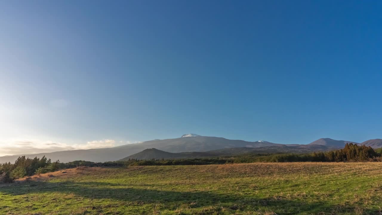 韩国济州岛的Hallasan山/ Jeju-do白天到晚上的风景视频素材