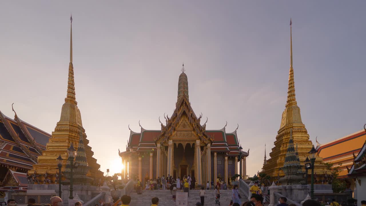 泰国曼谷翡翠佛寺金塔的时间流逝。佛寺和大皇宫在旧城，城市。佛教寺庙，泰国建筑。一个旅游景点。视频素材