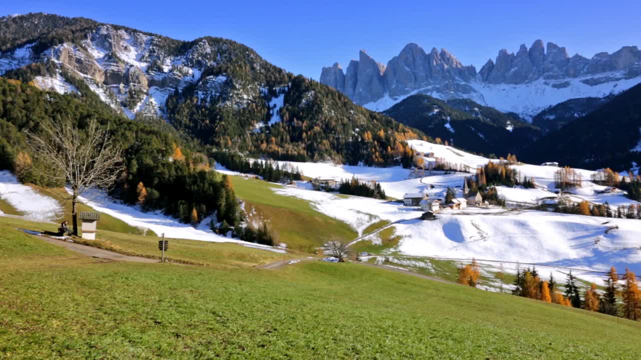 意大利Dolomites的圣马达莱纳村全景视频素材