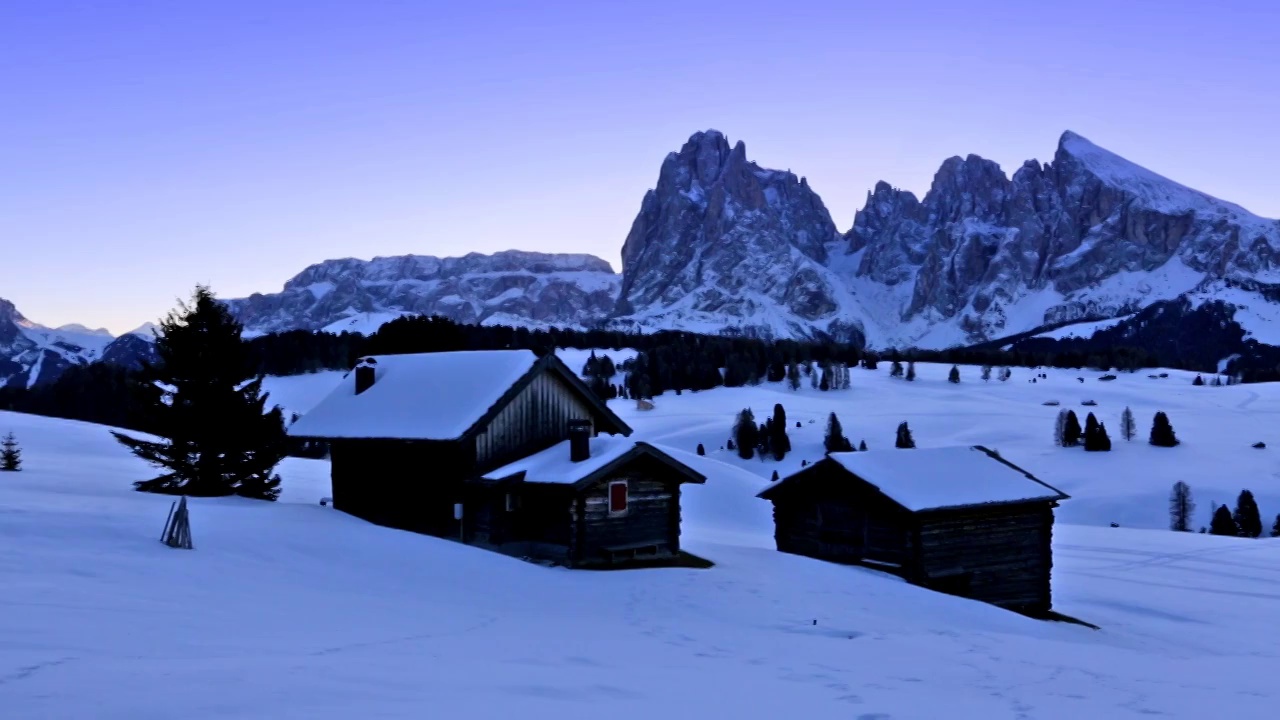 意大利Dolomites的Siusi山上冬天的日出视频素材