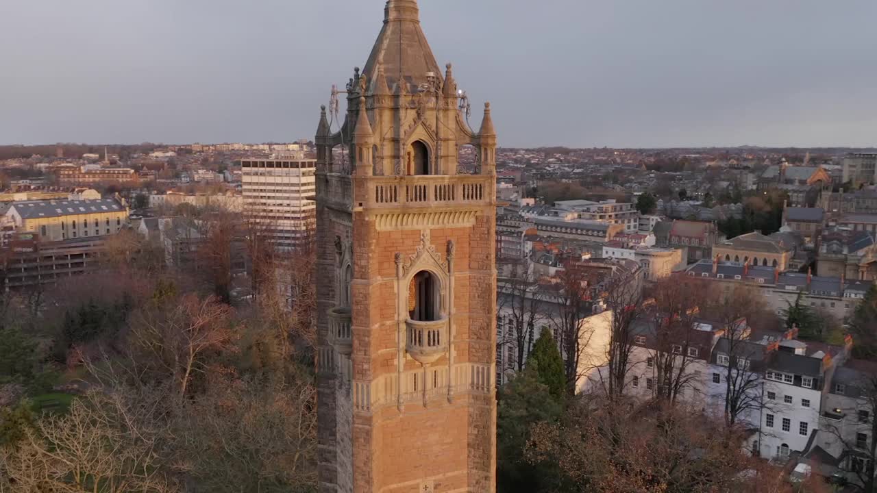 布里斯托尔鸟瞰图环绕卡伯特塔，以城市为背景视频素材