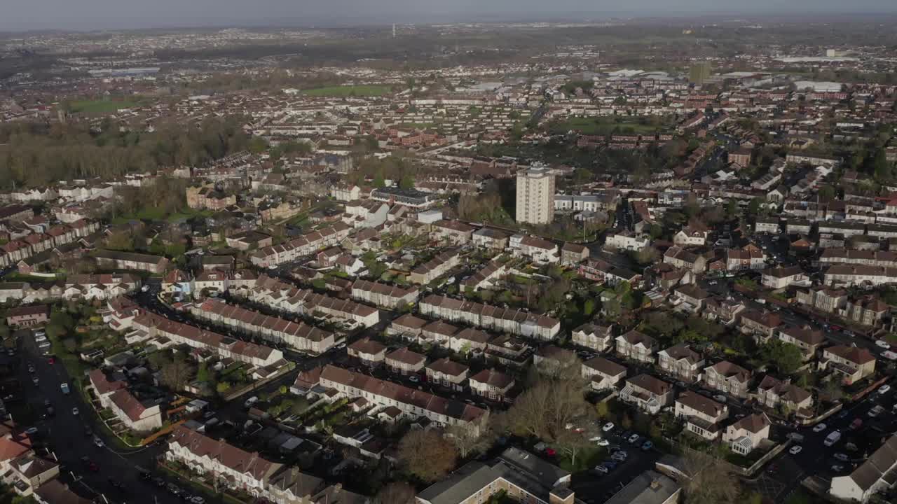 一个阳光明媚的早晨，英国布里斯托尔郊区混合住宅的跟踪天线视频素材